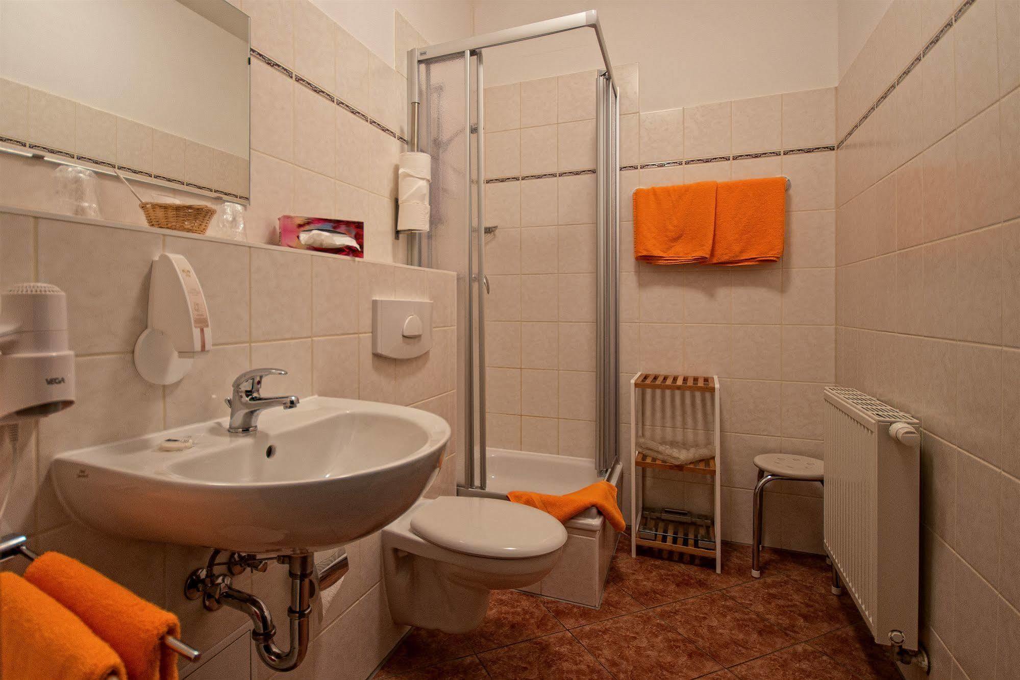 Hotel Zur Henne Naumburg  Bagian luar foto
