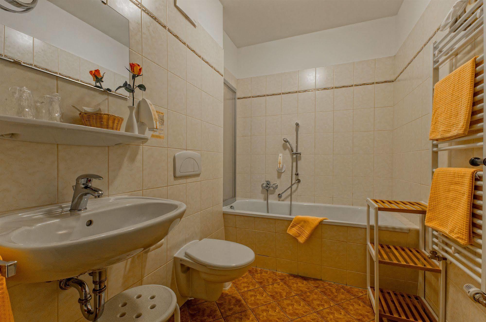 Hotel Zur Henne Naumburg  Bagian luar foto
